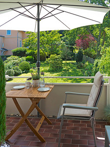 用家具和阳光遮挡着美丽的花园图片