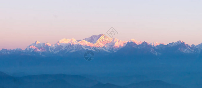 喜马拉雅山雄伟的Kanchendzonga山脉全景第一缕阳光照在山上背景图片