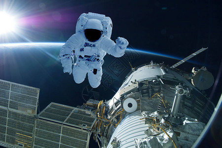 空间站的宇航员图片