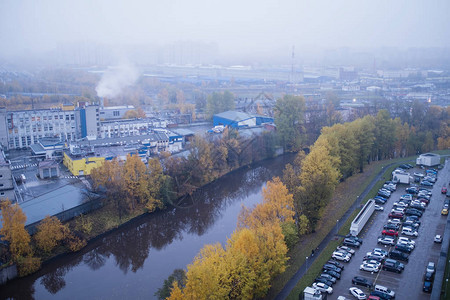 城市工业区与工厂的顶端景色污染和环境问图片