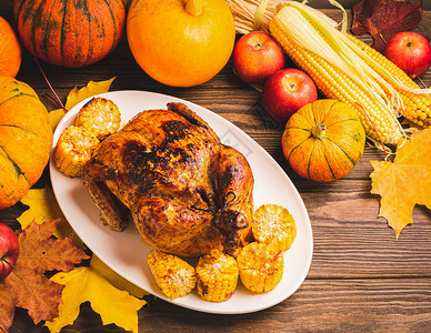 感恩节在白色盘子上烤的节日火鸡或肉和时令蔬菜的收获图片