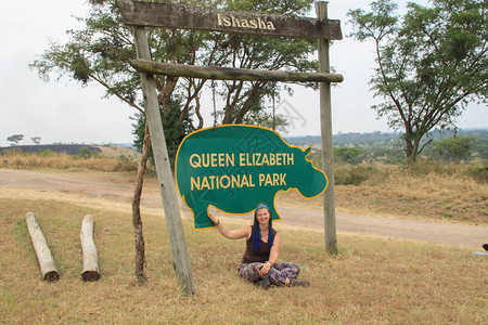 在乌干达伊丽莎白王后公园的标志下图片