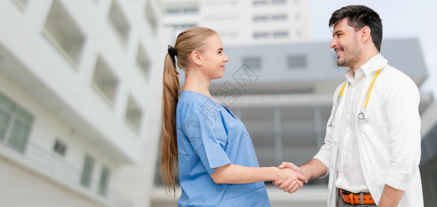 医院里的医生与另一位医生握手医疗保健人员团队合作和图片