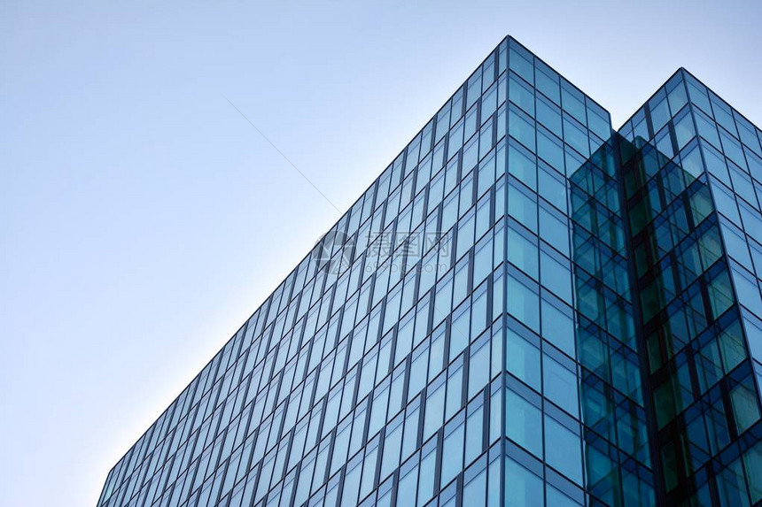 对未来玻璃办公楼商业现代城市钢浅蓝色背景的全景和透视广角视图成功行业技术架图片