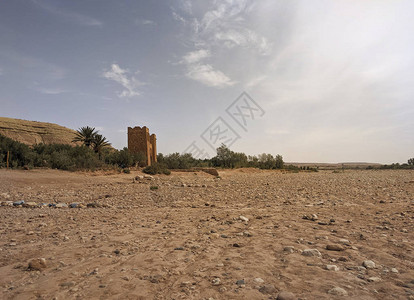 沙漠中干燥的河景与蓝天缺水的概念石图片