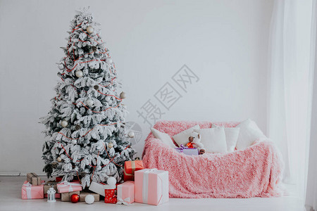 白色圣诞树装饰室内寒假图片