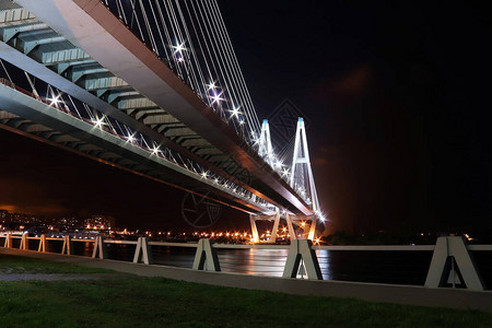 夜晚河上的斜拉桥灯光绚丽多彩背景图片