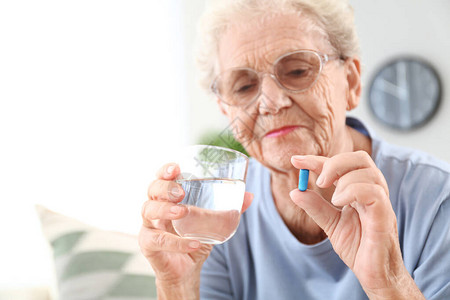老妇人在家吃药图片