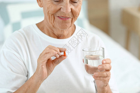 在家吃药的老妇人图片