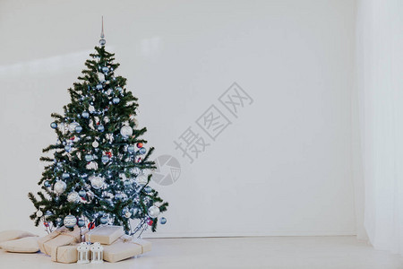 圣诞节圣诞树在带礼物图片