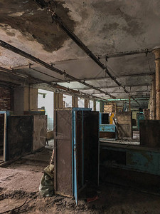 废弃工厂的旧厂房图片