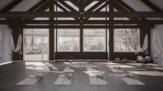 空荡的瑜伽室内设计带吊床垫子枕头和配饰的空间木地板和屋顶图片