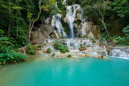 广西瀑布的绿石水老挝的LuangPrabang老挝的热带雨林背景图片