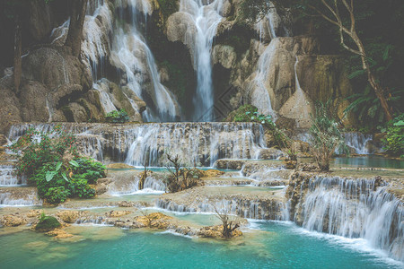 广西瀑布的绿石水老挝的LuangPrabang老挝的热带雨林背景图片