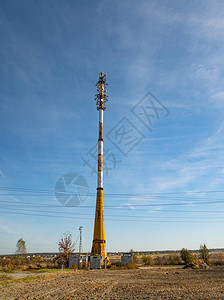 蓝色天空背景的移动通讯塔通信科技还图片
