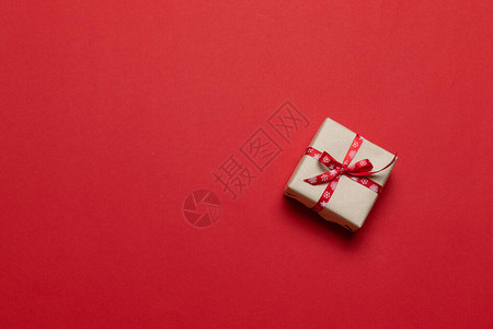 情人节背景红色桌子上的礼物或礼物盒生日母亲节或婚礼的时尚组合平躺顶视图片