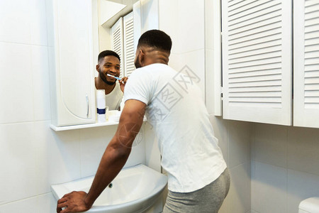 非洲裔美国人在洗手间刷牙空图片
