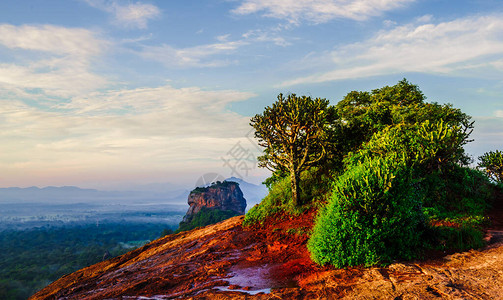 斯里兰卡Pidurangala山岩的Sigiri图片