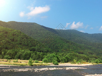 与蓝天的山绿色风景与云彩图片