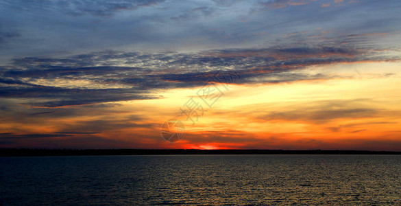 湖水面上日落时有美丽云彩的风景图片