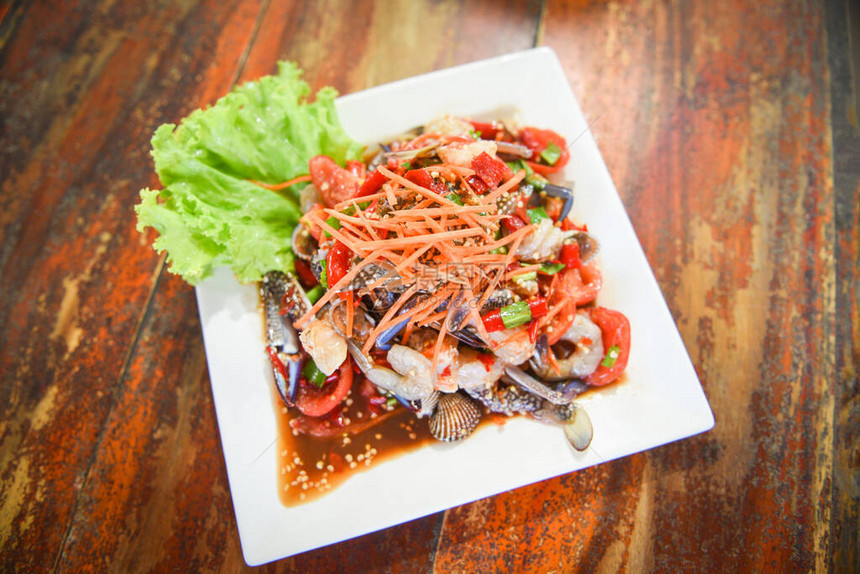 海产食品沙拉辣和新鲜虾螃蟹图片