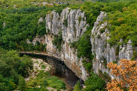 卡斯泰尔瑙岩石溪流高清图片