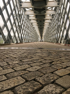 对瓦伦卡铁桥的低层观察图片