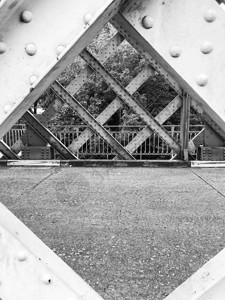 在瓦伦卡的铁桥上穿过米诺河的一段铁桥创造了一个无名图片