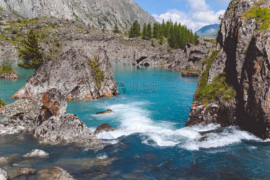 山脉中的山地蓝河海岩石和松绿海图片