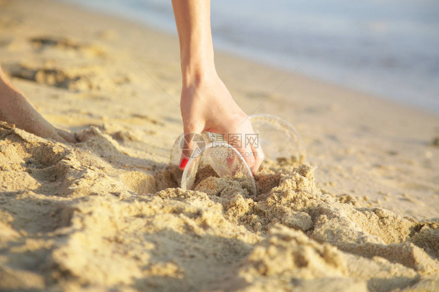 志愿者妇女在海滩上收集垃圾无垃圾海洋概念一次塑料是一种人类成瘾图片
