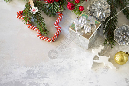 冬季的圣诞节背景包括分红礼物图片