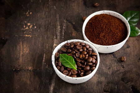咖啡豆和地面咖啡在碗里咖啡树背景图片
