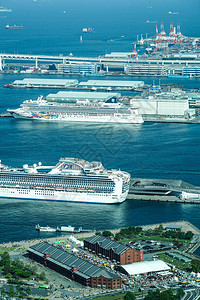 停泊在横滨港的豪华游轮图片