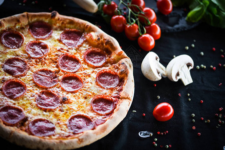 美味的diavola披萨配意大利腊肠和意大利辣香肠图片