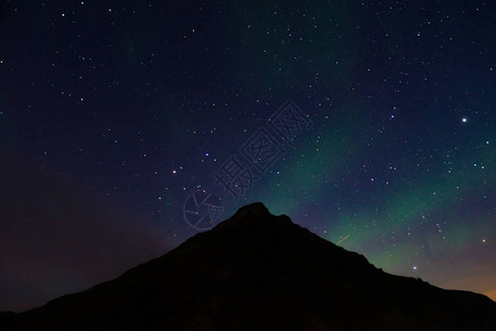 冰岛极光和山剪影图片