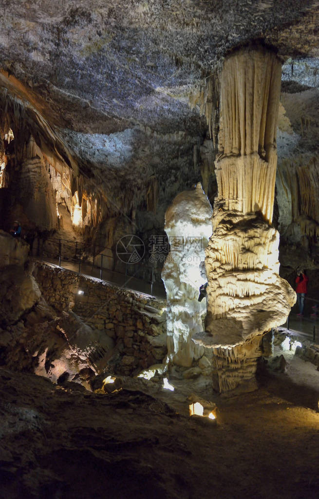 地下洞穴中钟乳石和笋的美丽景色图片