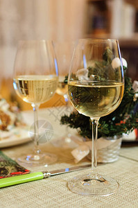 圣诞节和新年庆祝香槟新年假期装饰表图片