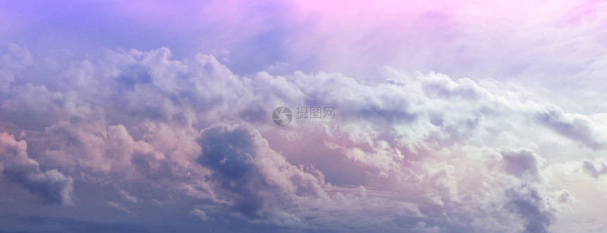 华丽的蓬松粉色蓝空灵云景图片