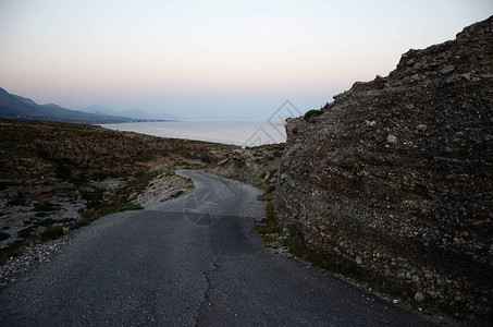 日落时的大海和道路景观希腊克里特岛图片