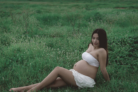 草地上的孕妇图片