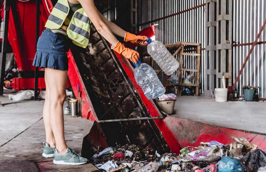 现代回收厂妇女志愿者垃圾的图片