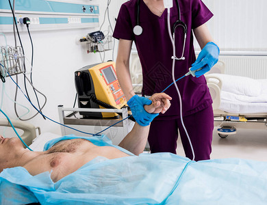 医生给急诊室的一位男病人做复苏手术图片