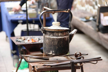 街头节日上的旧水壶和铁匠的工具老茶高清图片
