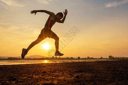 夕阳下跑步锻炼的男动作图片