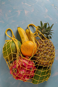浅蓝色背景的芒果菠萝龙猕猴桃香蕉和百香图片
