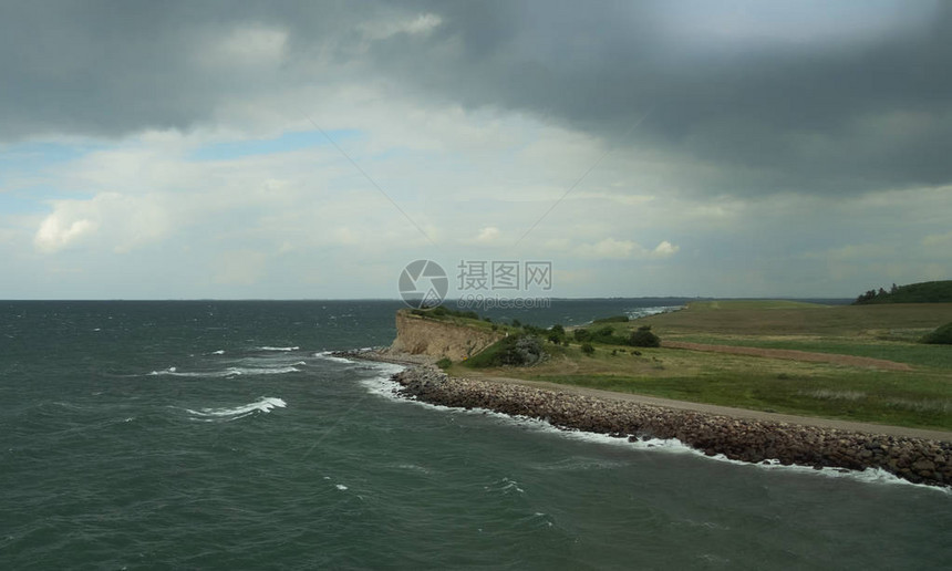 在夏日的海岸上从storebeltstorebaelt桥查看Isbadsmuseet图片