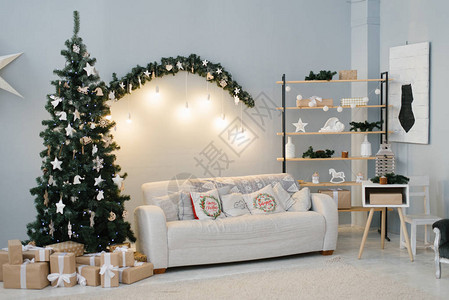 客厅装饰圣诞沙发和有灯图片