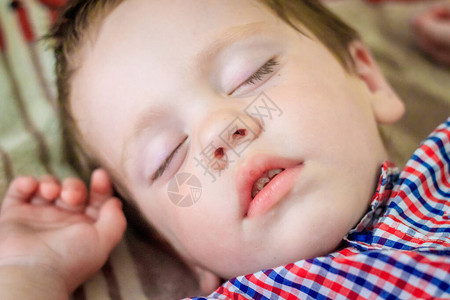 在家睡觉的小男孩的肖像图片