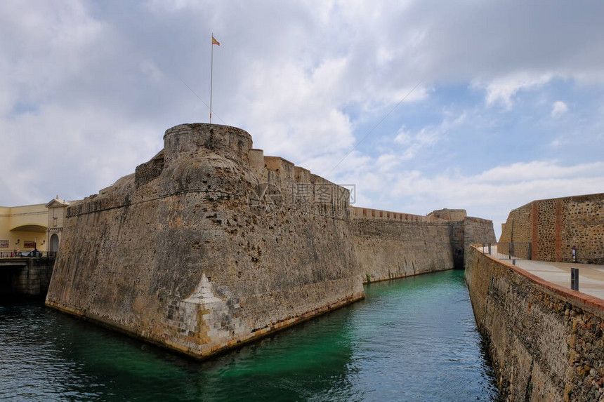 西班牙休达休达皇家城墙是北非西班牙自治城市休达的一道防御工事墙壁可以追溯到图片