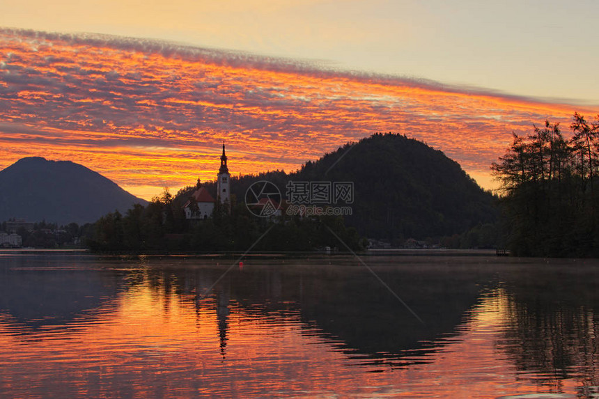 岛上风景秀丽的晨景与布莱德湖上的圣母升天朝圣教堂在秋天日出期间五颜六色的充满活力的天空斯洛文尼亚的旅游胜地图片